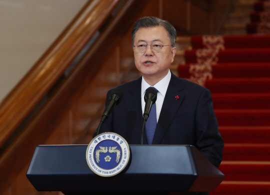 문재인 대통령이 3일 오전 청와대에서 2022년 임인년 신년사를 하고 있다.   연합뉴스